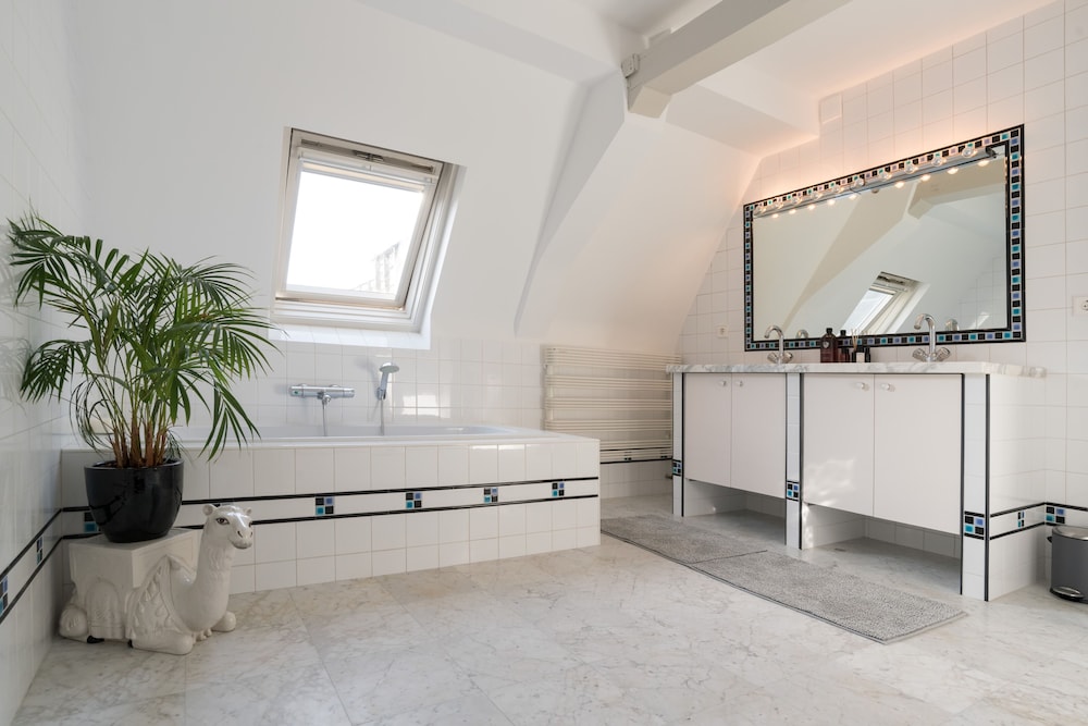 17th Century Canal Apartment with Roof Terrace