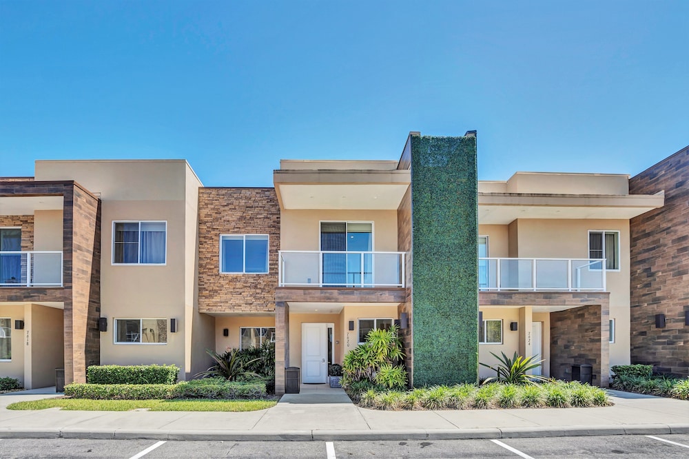 Modern Magic Village Resort Townhouse 7620 - Image 1