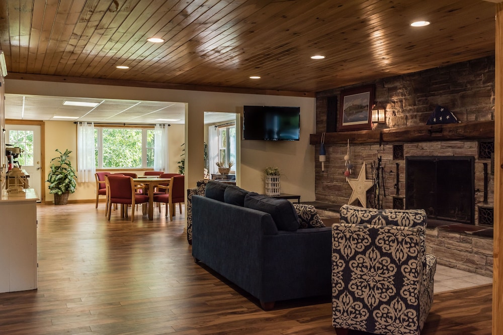 Watertown Vacations - Capt.'s Inn  Suites - Property Image 1