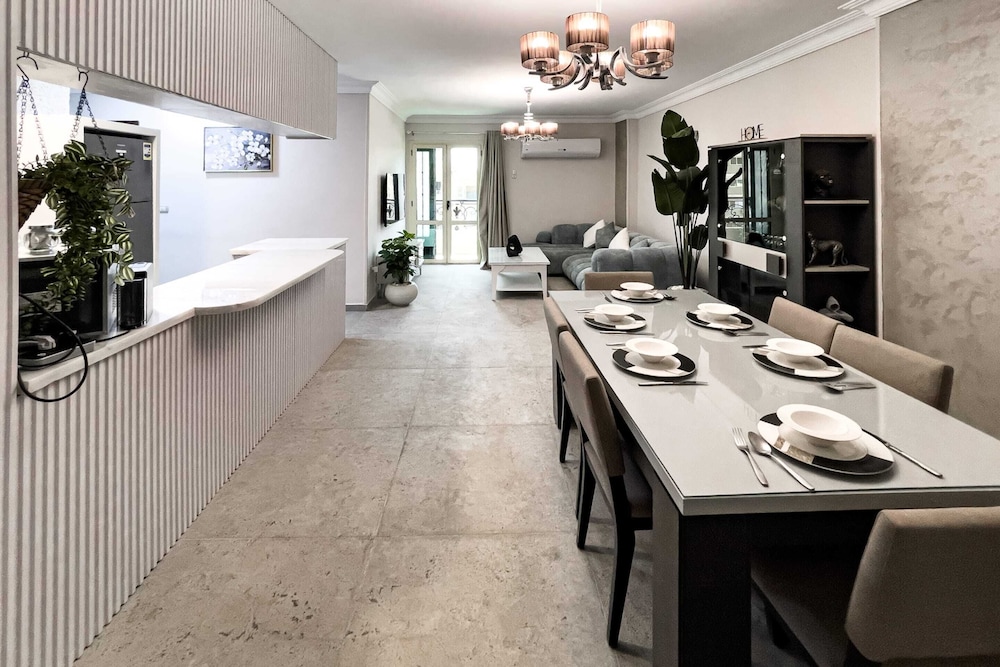 Xuru Stays I Elegant & Modern 3 BDR Apt. @ Heliopolis