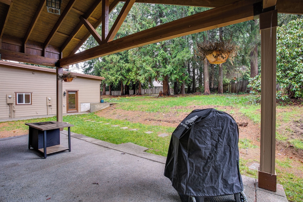 Day Trip to Snoqualmie! Lakefront Home w/ Hot Tub view 4