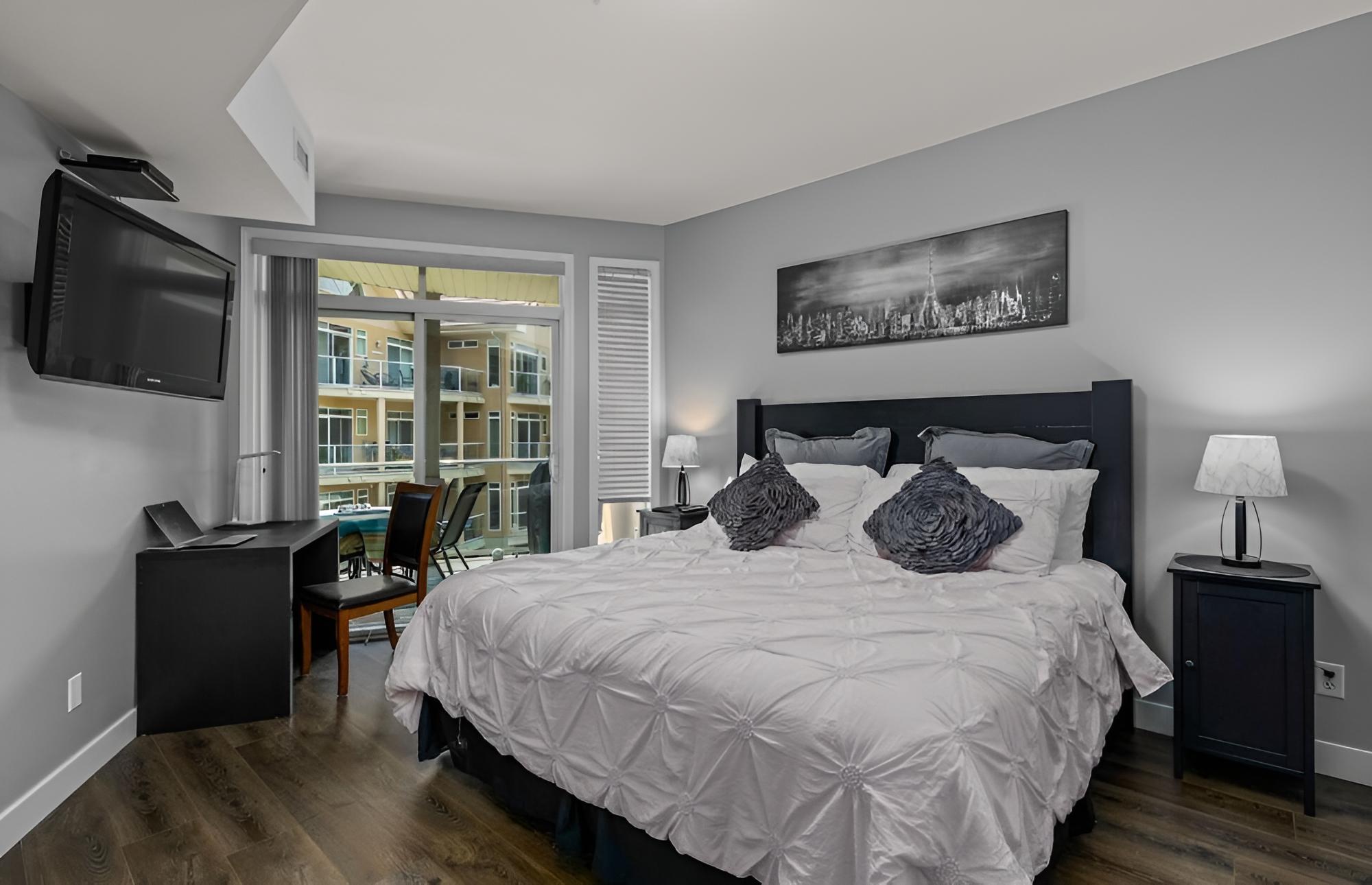 The Lake Life l Waterfront Downtown w Pool Gym