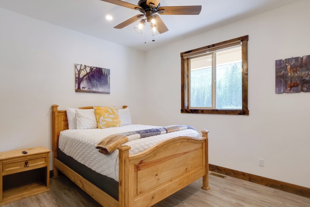 Hot Tub, Pool Table & Fireplaces: Blue River Gem