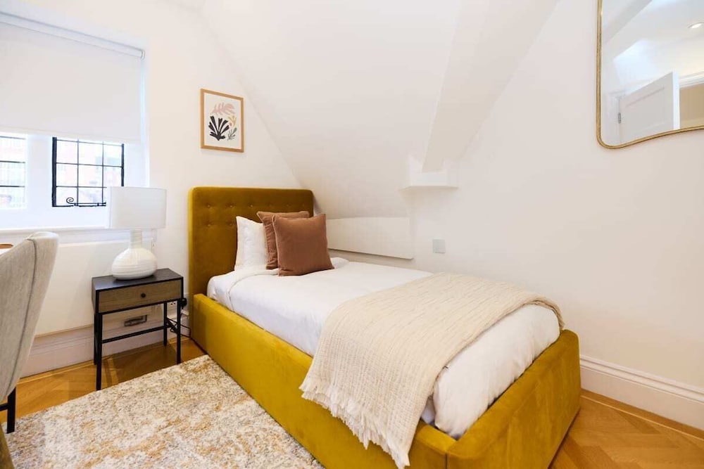 The Charm of Chelsea - Modern 4bdr With Shared Courtyard
