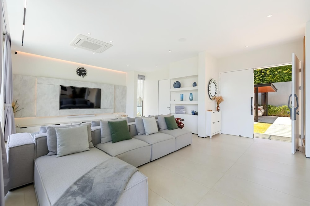 4 Bed SeaView Villa with Breakfast KBR32