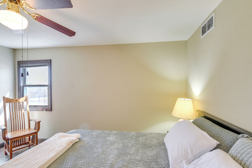 Riverfront Cabin Near Dtwn Pella w/ Game Room!