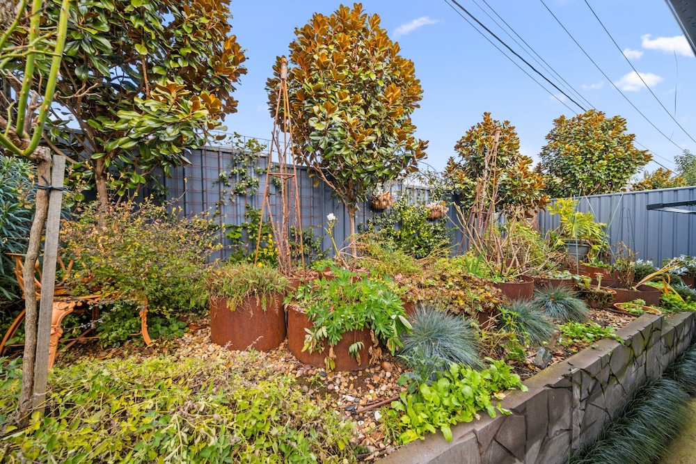 Luxurious 2-bed: Pool, Lift, Dining