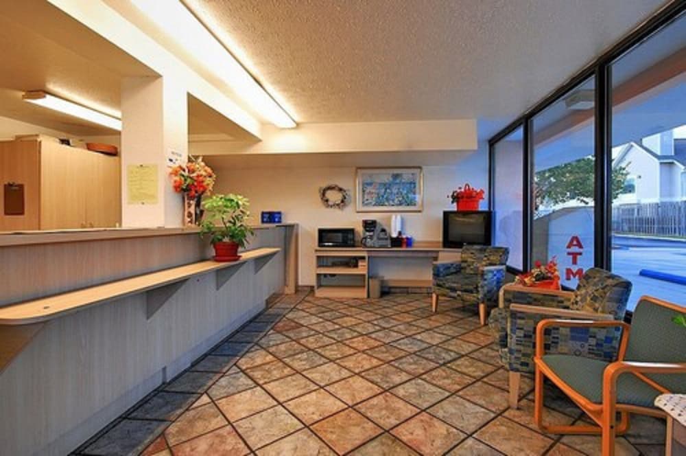 Super 6 Inn & Suites view 4