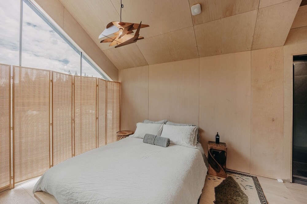 58mf - Wi-fi - Pets Ok - Evc - Amazing Views 2 Bedroom Cabin by RedAwning