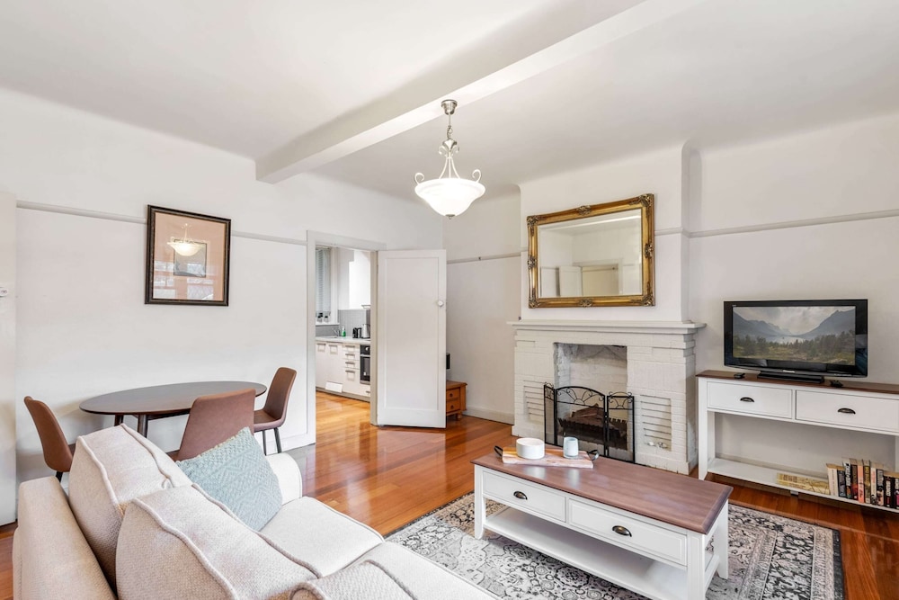Charming 2-bed Apartment With Fireplace & Parking