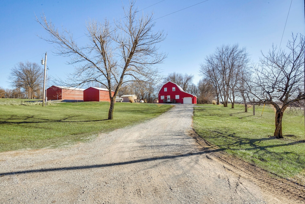 'red Barn Getaway' Chillicothe Countryside Home
