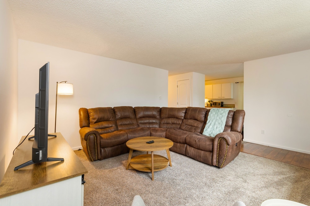 Bright 2BR Lynnwood Retreat