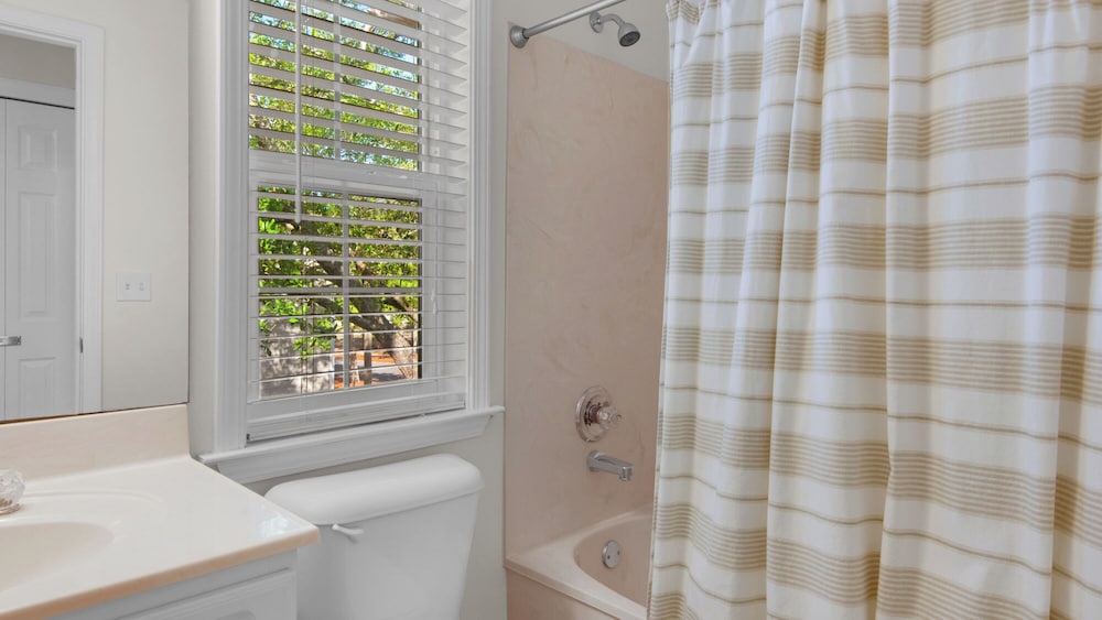 3br/2ba, Sleeps 6, BBQ Grill, Pool, Beach Access + Free Attraction Tickets!