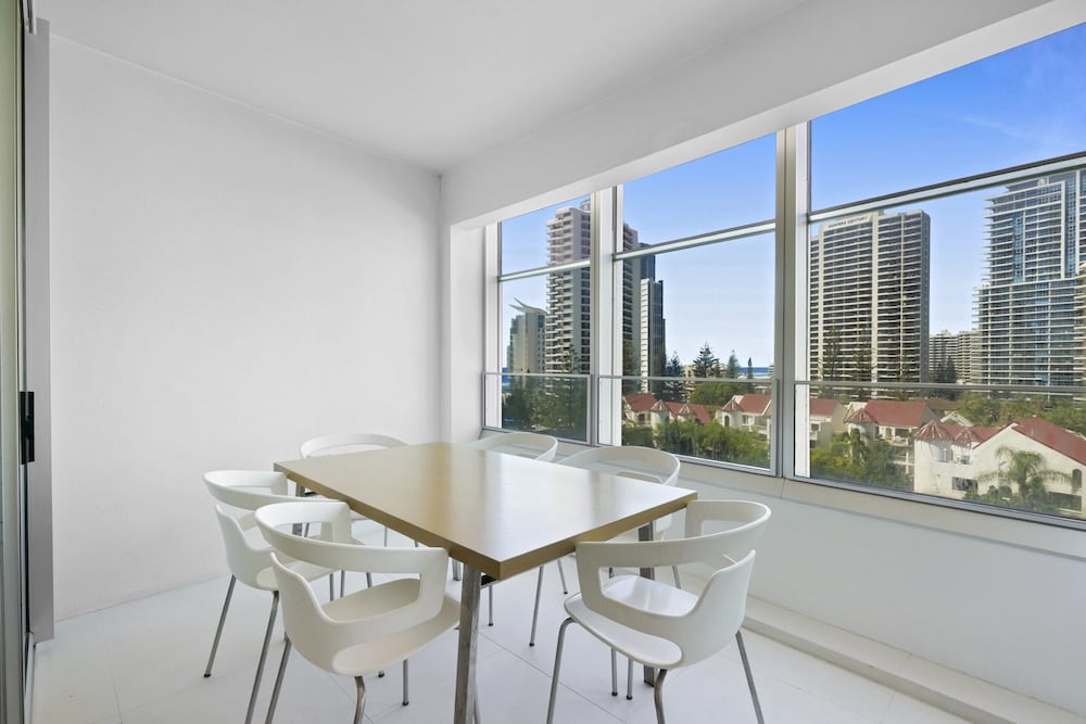 Scenic 2-bed With Pool, Gym