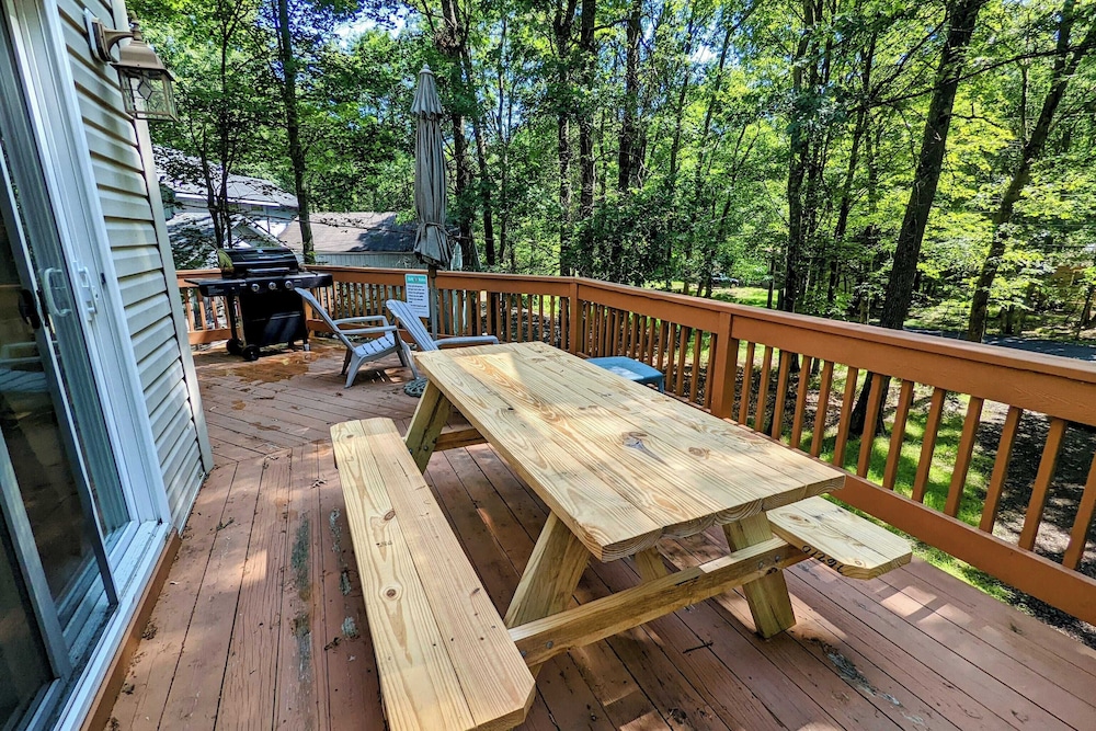 The Bear Foot Lodge by Avantstay Game Room, Deck, Beach/lake Access