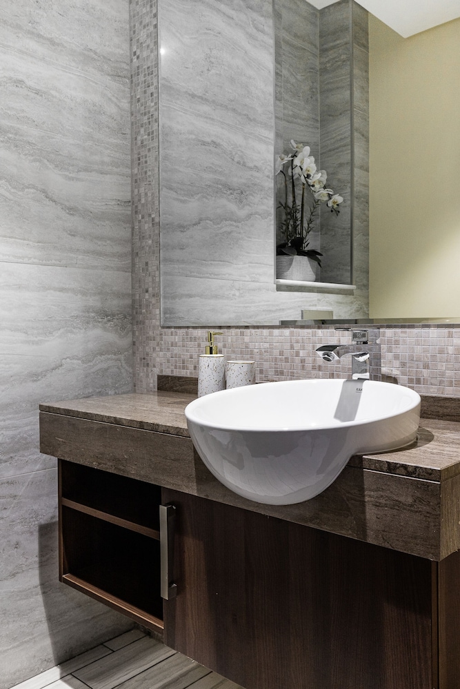 GLOBALSTAY. J One Tower Apartments