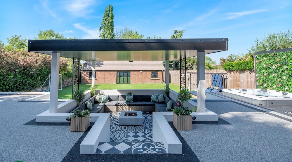 5 Bed Villa-sleeps 10-hot Tub-bar & Pool Table
