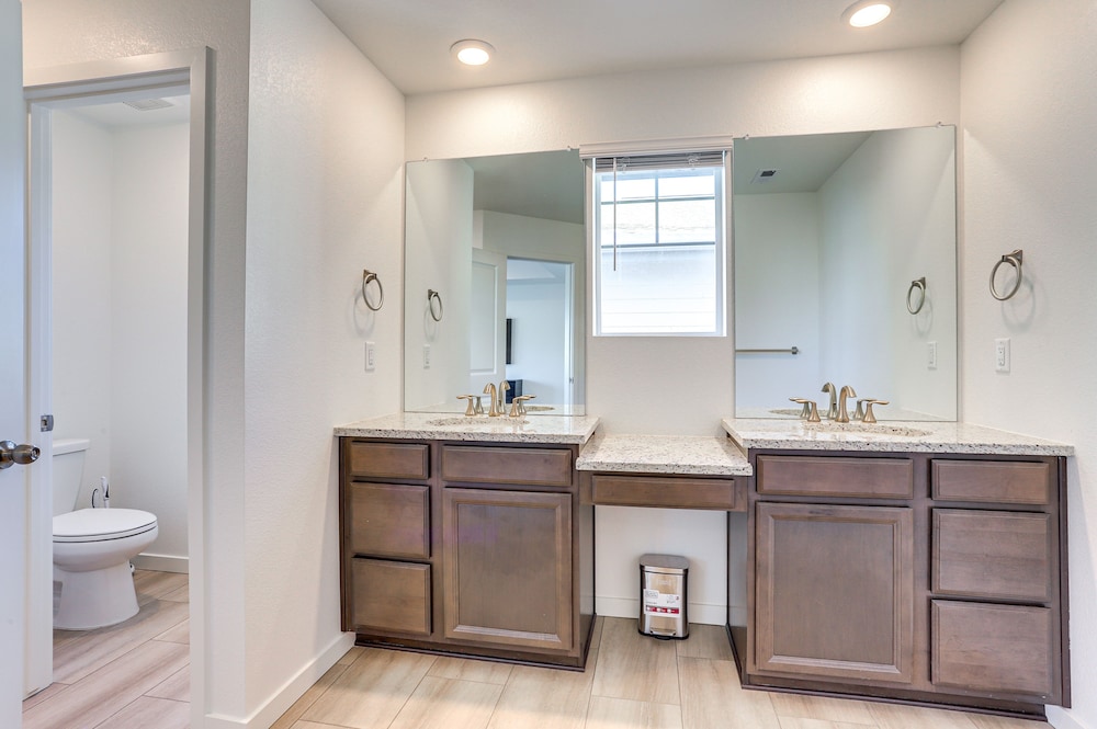 Spacious Commerce City Home: 16 Mi to Denver! - Property Image 4