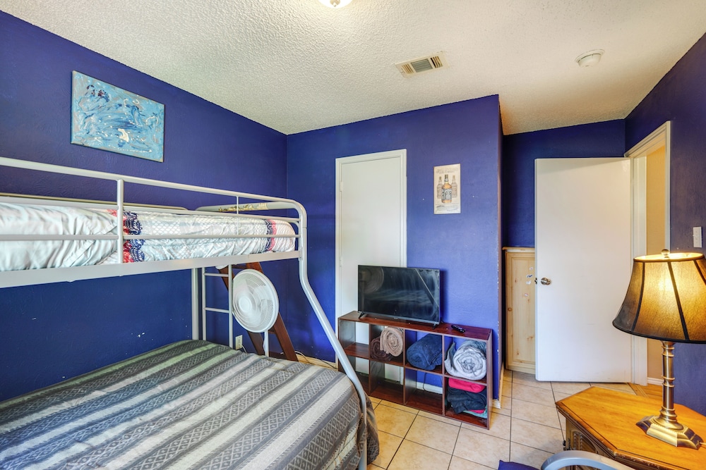 4 Blocks to At&t Stadium: Home w/ Bbq-ready Yard!