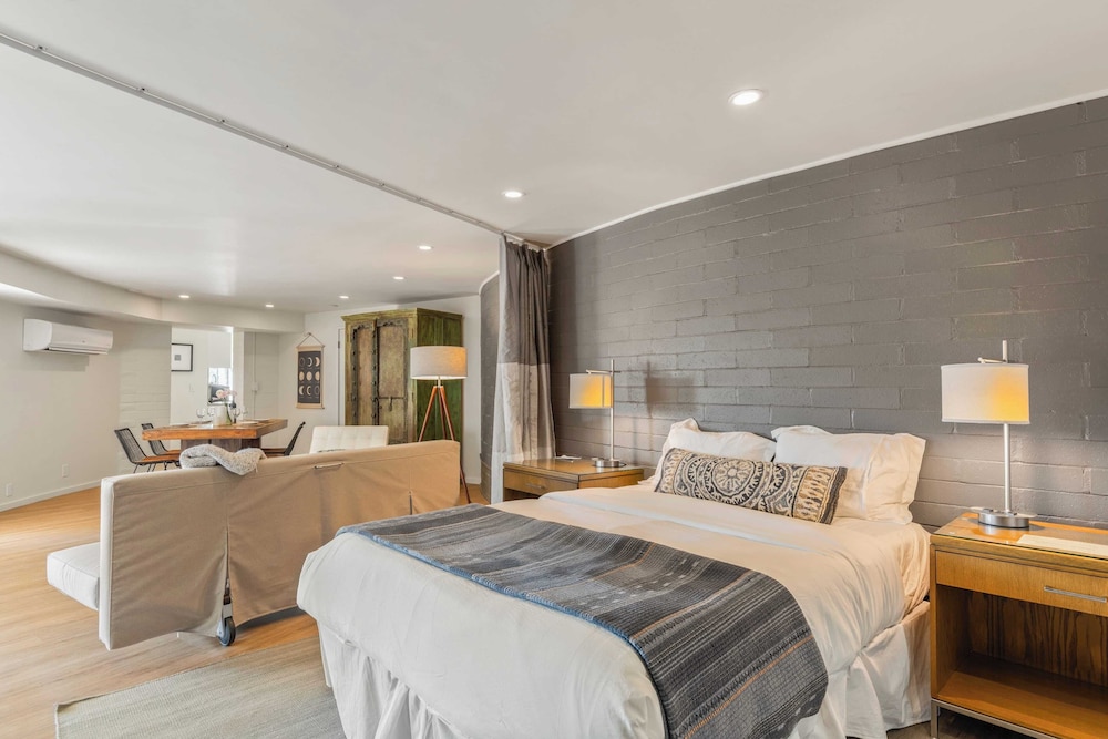 Sleeps 10, Luxe 2 Homes Malibu Hills Retreat Cielo Estate by Avantstay