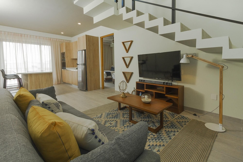 Entire Modern Apartment 2 min Walk to the Beach Private Rooftop Pool view 4