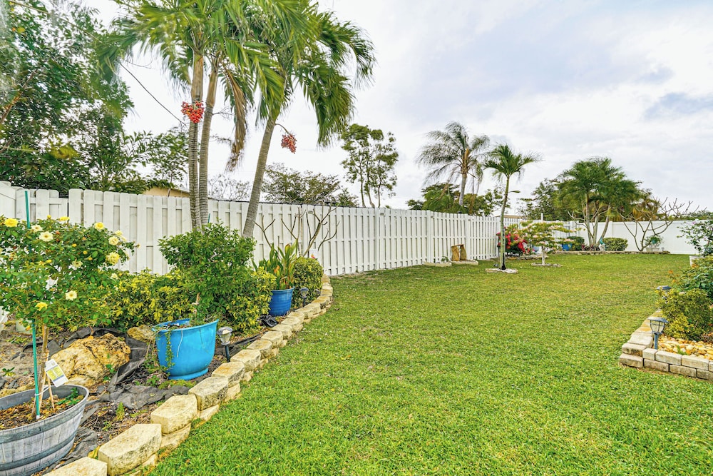 4 Mi to Public Beach: Cape Coral Paradise!