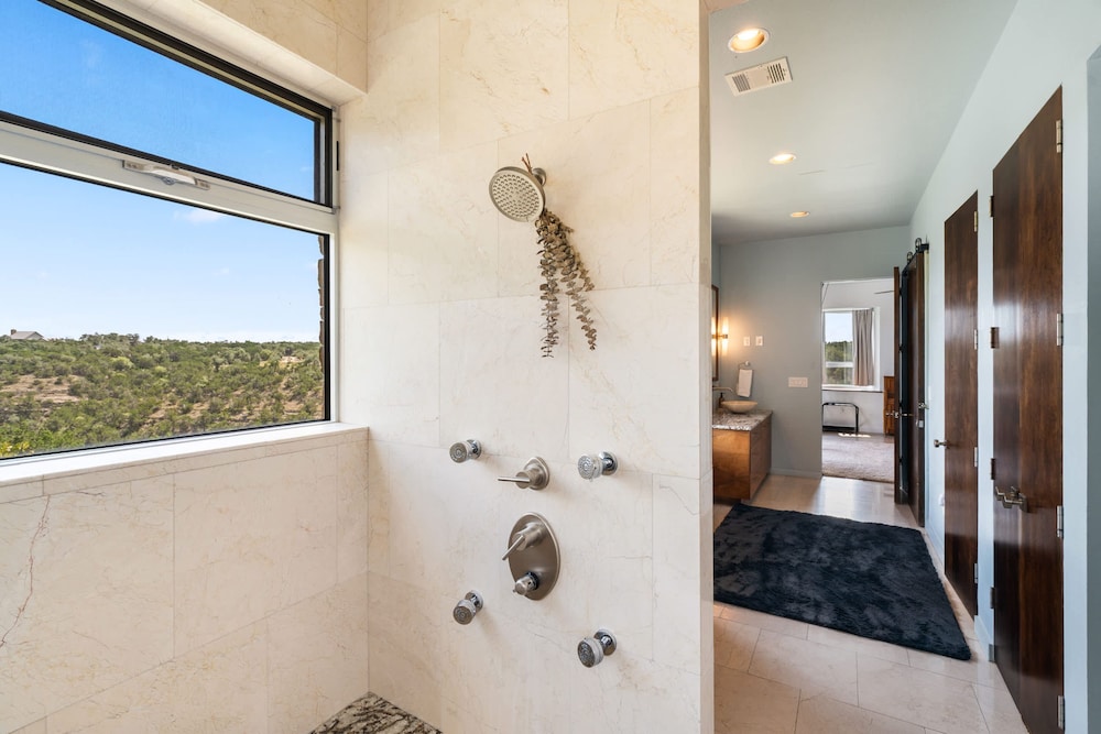 Luxury 7BR Hill Country Gem With Barndominium