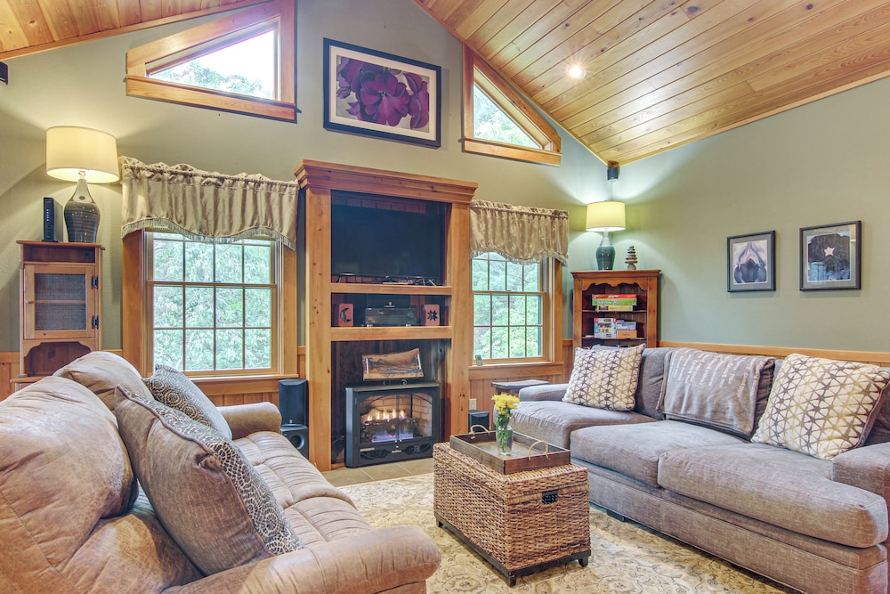 Wraparound Porch w/ Views: Blue Ridge Mtn Gem!