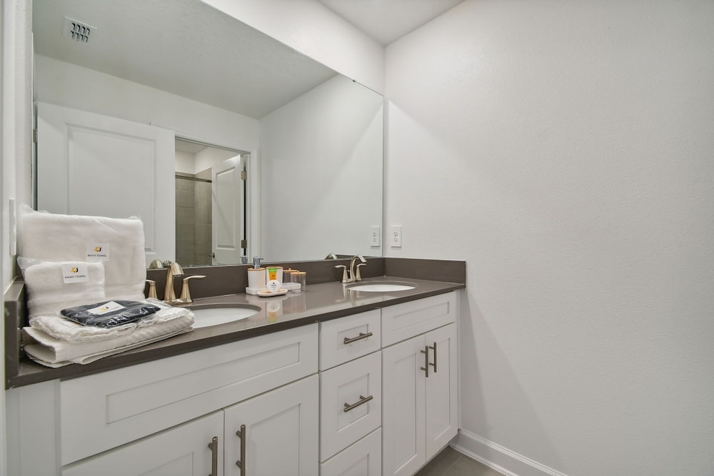 Storey Lake - Private Pool- King Bed - 4BD/3BA