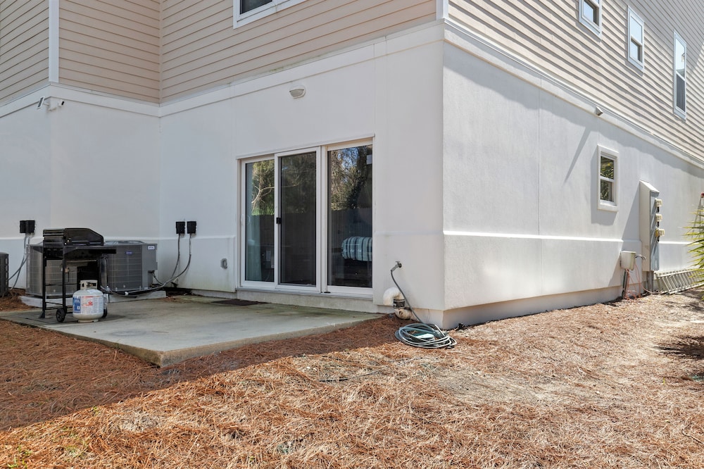 Sailors Cove: 5-bedroom, 4.5 Baths, Sleeps 12! Steps Away From the Beach!