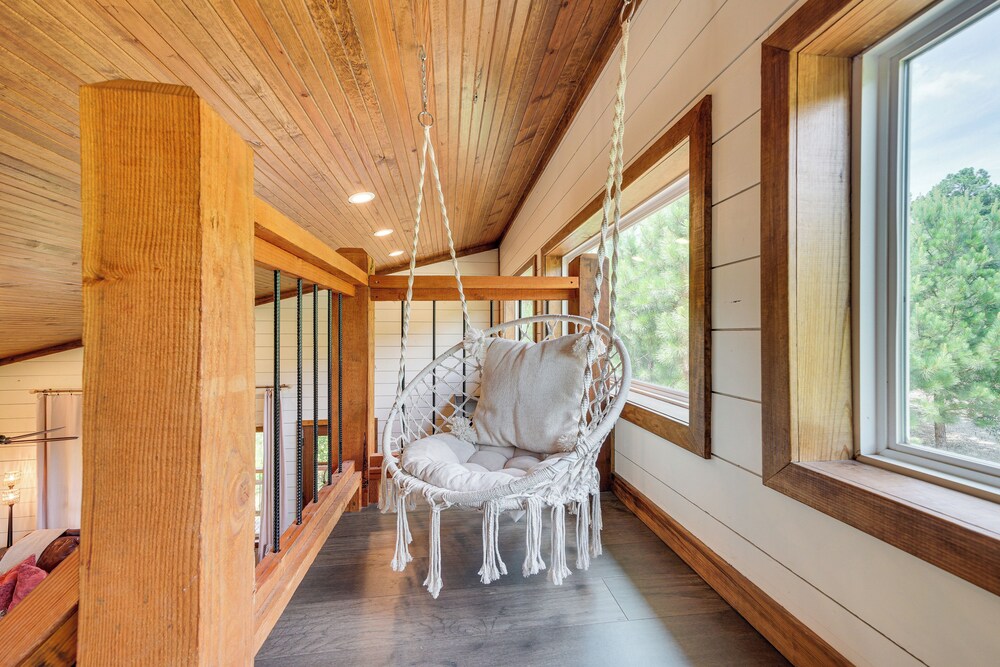 Tree-lined Broken Bow Studio Cabin w/ Hot Tub!