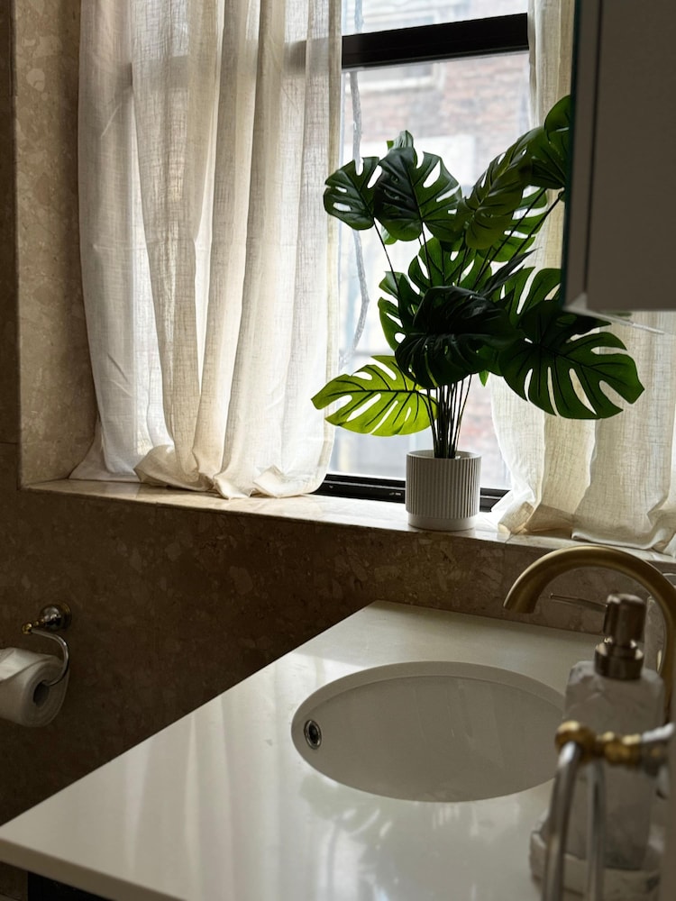 Spacious Brand new Fully Furnished 2-bedroom in Prime Murray Hill Move-in Ready
