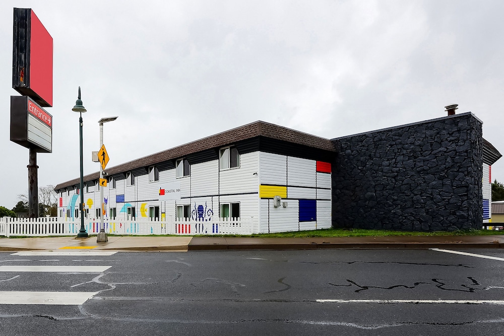 Hotel Coastal Inn by OYO Lincoln City - Oregon Coast Hwy - Image 1