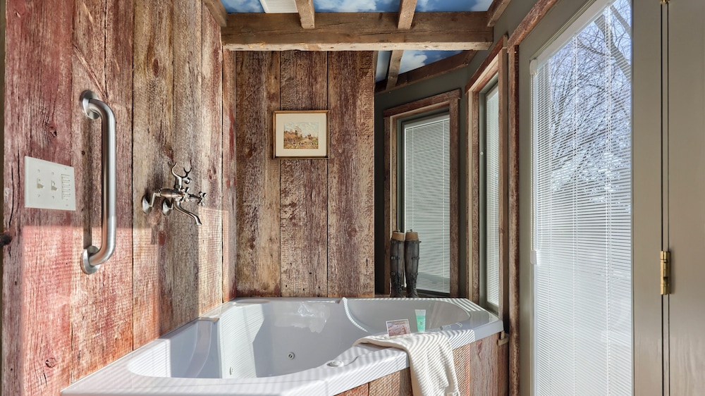 Twin Pine Manor Bed & Breakfast