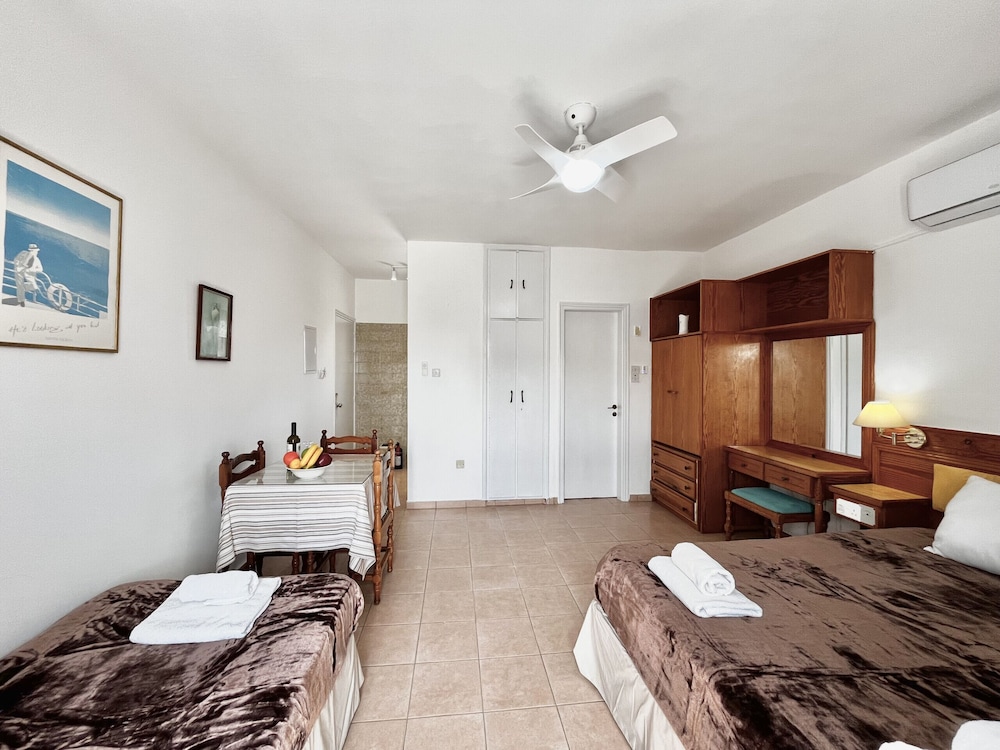 79 AN - Stay Nissi Chrysland Studio 215