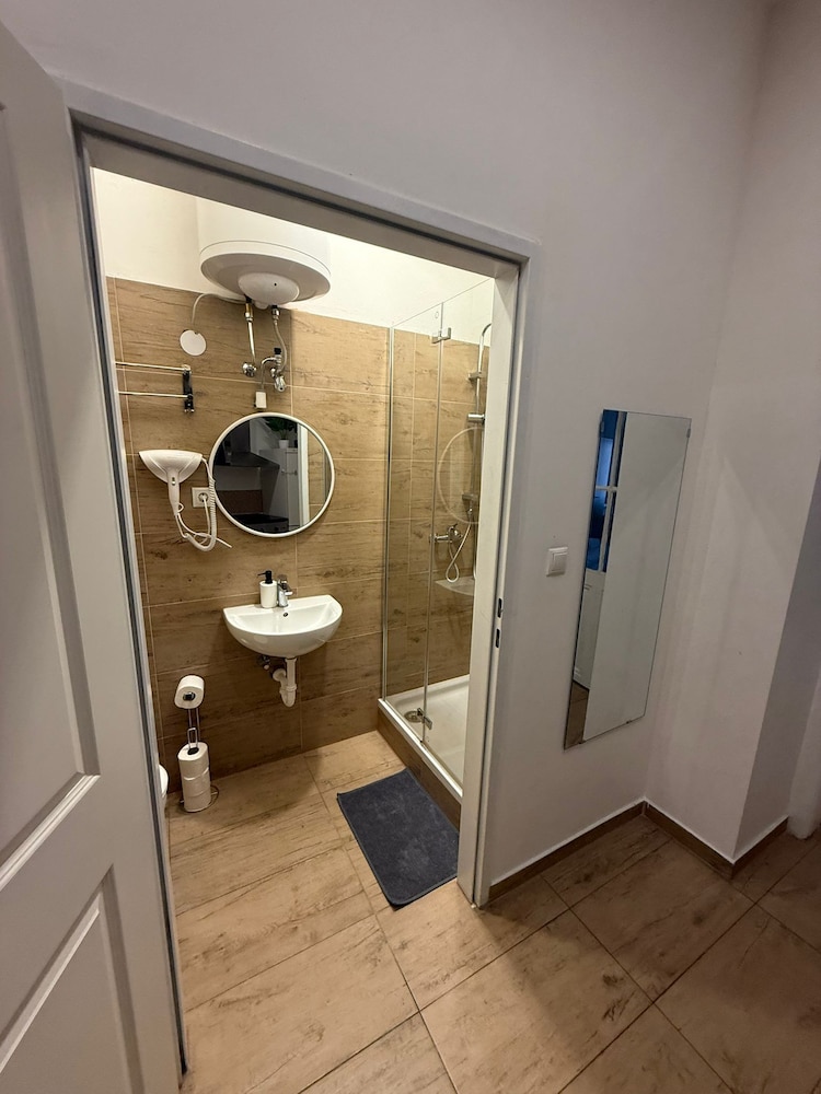 Chic 1BR Apt Walk to Vienna Sights