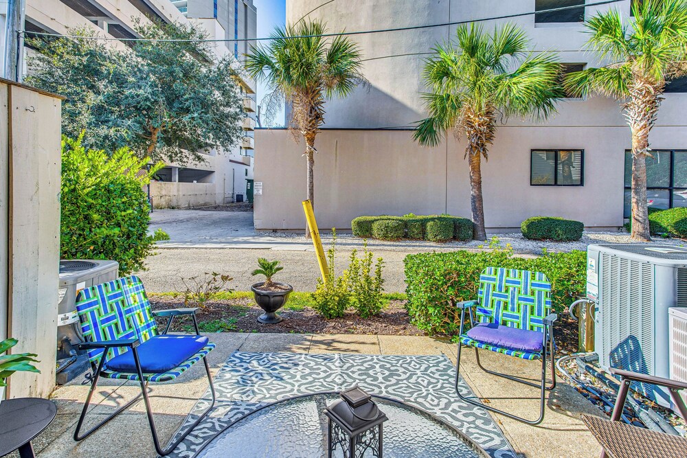 Walk to Ocean: Myrtle Beach Townhome w/ Patio