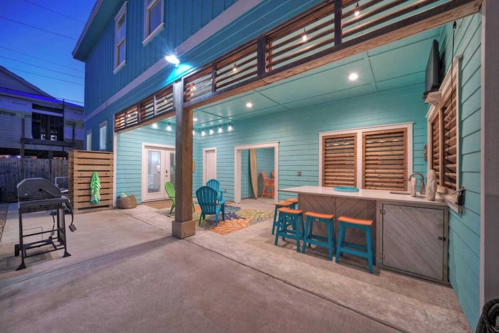 Sleeps 21, 2 Homes 2 Private Pools, Fire Pit, Swing Bar Walk to the Beach