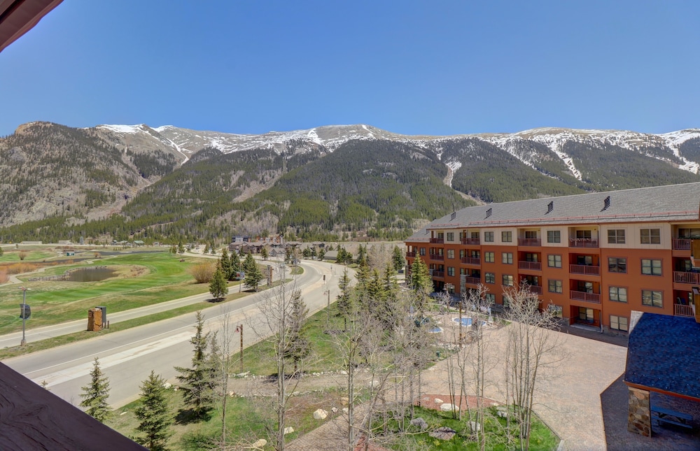 Spacious Top Floor Condo With Awesome Views and Vaulted ceilings - CS425 by Redawning