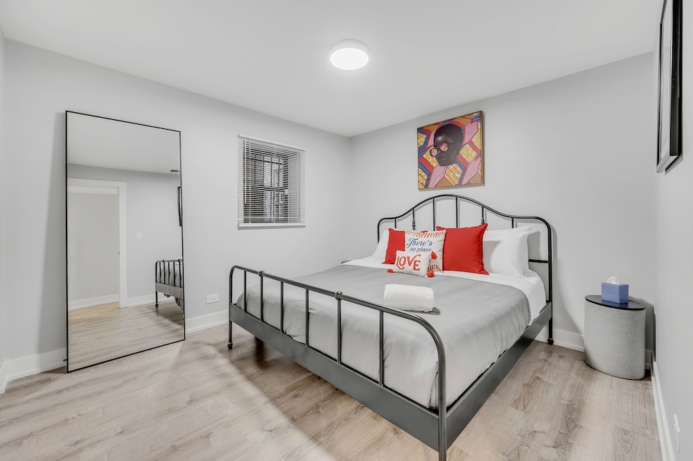 Modern Design 2bd Garden Condo Near United Center by AllSet Turnover photo 2