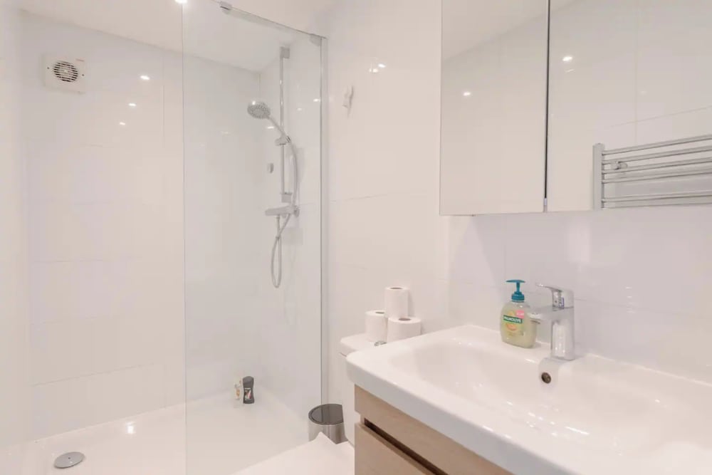 Chic & Contemporary 3BD Flat - Barnes!