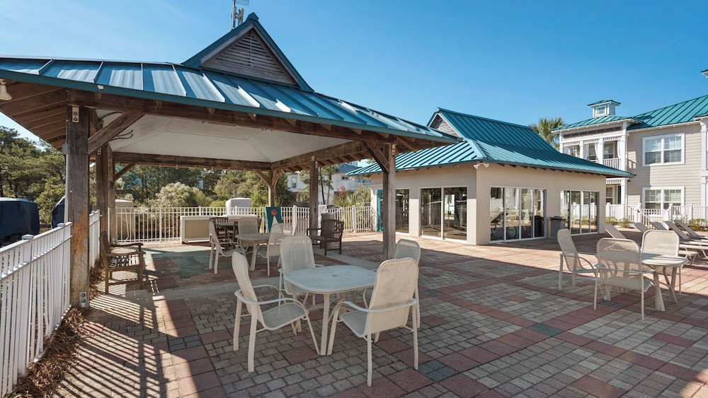 3br/2ba, Sleeps 6, BBQ Grill, Pool, Beach Access + Free Attraction Tickets!