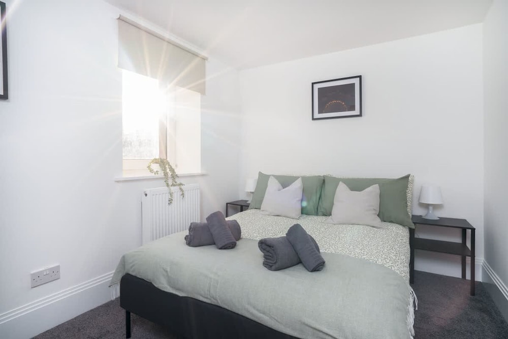 Modern 5 Bed-2 Bath Apartment
