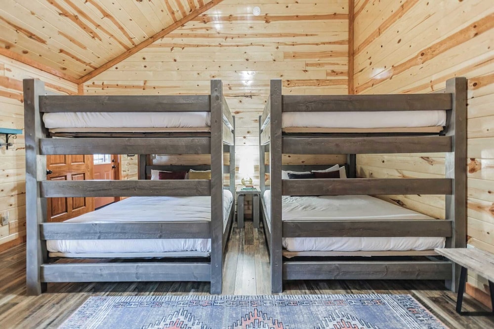Laurel Point by Avantstay Sleeps 18! Indoor Pool, Hot Tub, Theater, Game Room