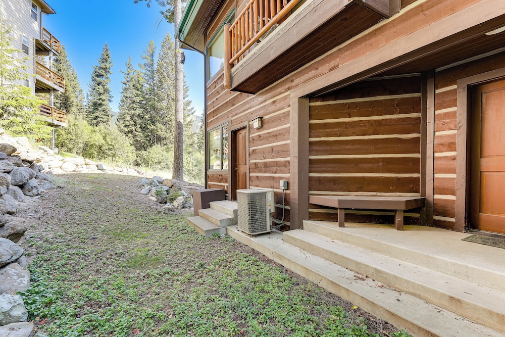 Ski-in/out, Hot Tub: Spacious Retreat in Whitefish