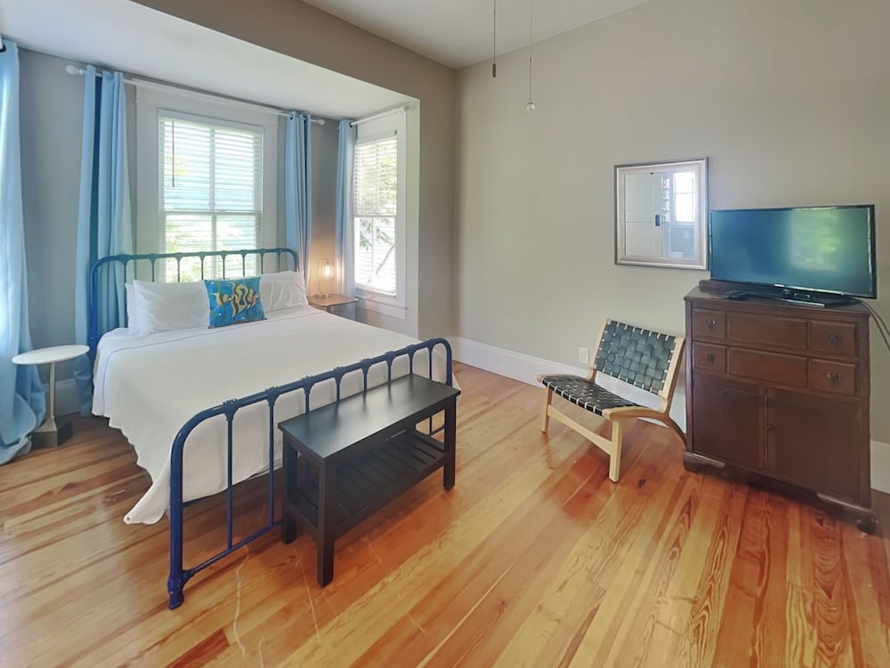 Sealy Street Duo by Ryson Vacation Rentals