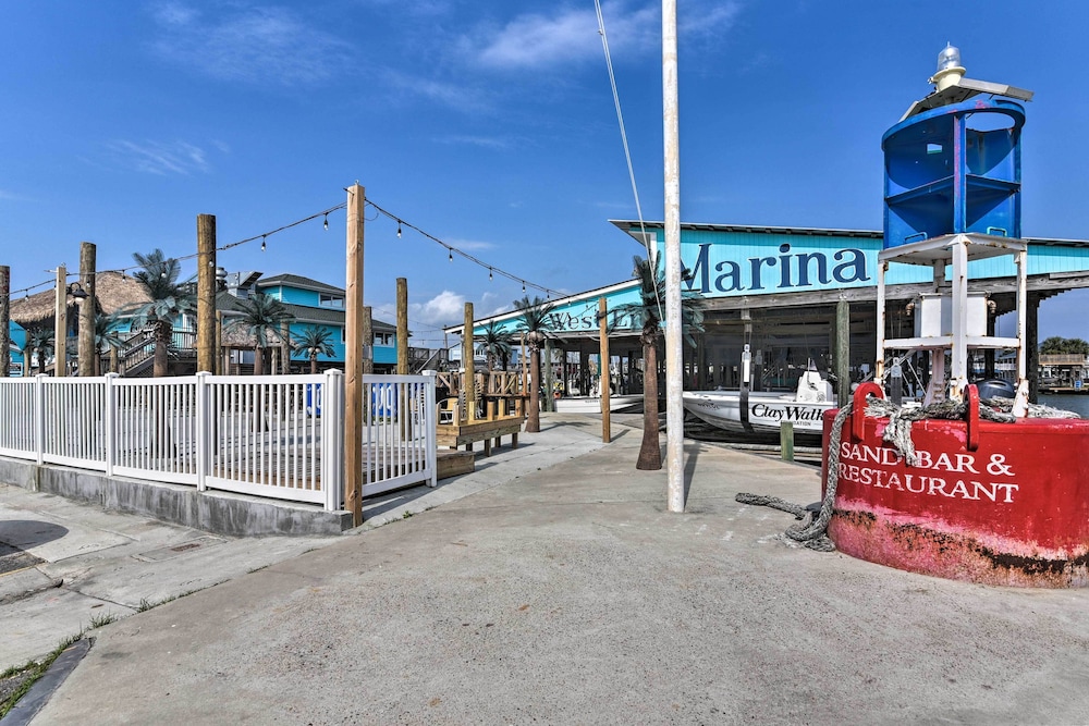 Pet-friendly Galveston Home: Walk to Beaches!