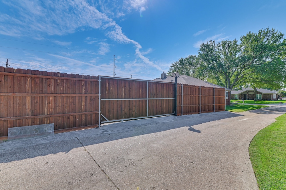 Pet-friendly Family Home 3 Mi to Lake Lewisville