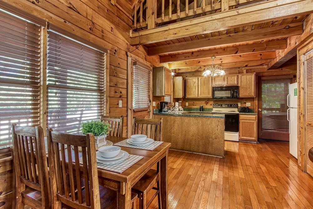Er5 - Log Heaven - Great Location! Close To All The Action! 1 Bedroom Cabin by RedAwning view 5