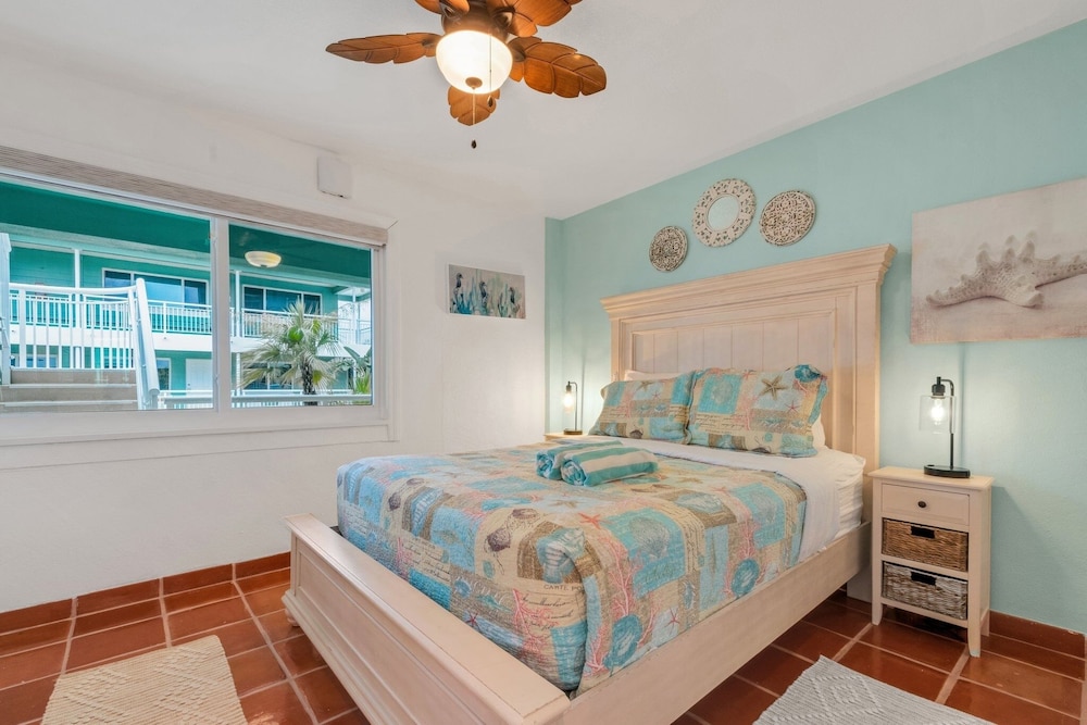 Tropic Terrace Suite #27 - Beachfront Rental 1 Bedroom Condo by RedAwning view 3